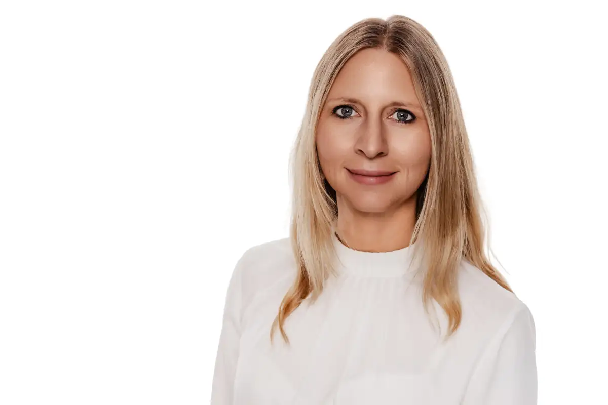 Professionelles Porträt einer Frau mit blonden Haaren in heller Bluse Dominic Scott