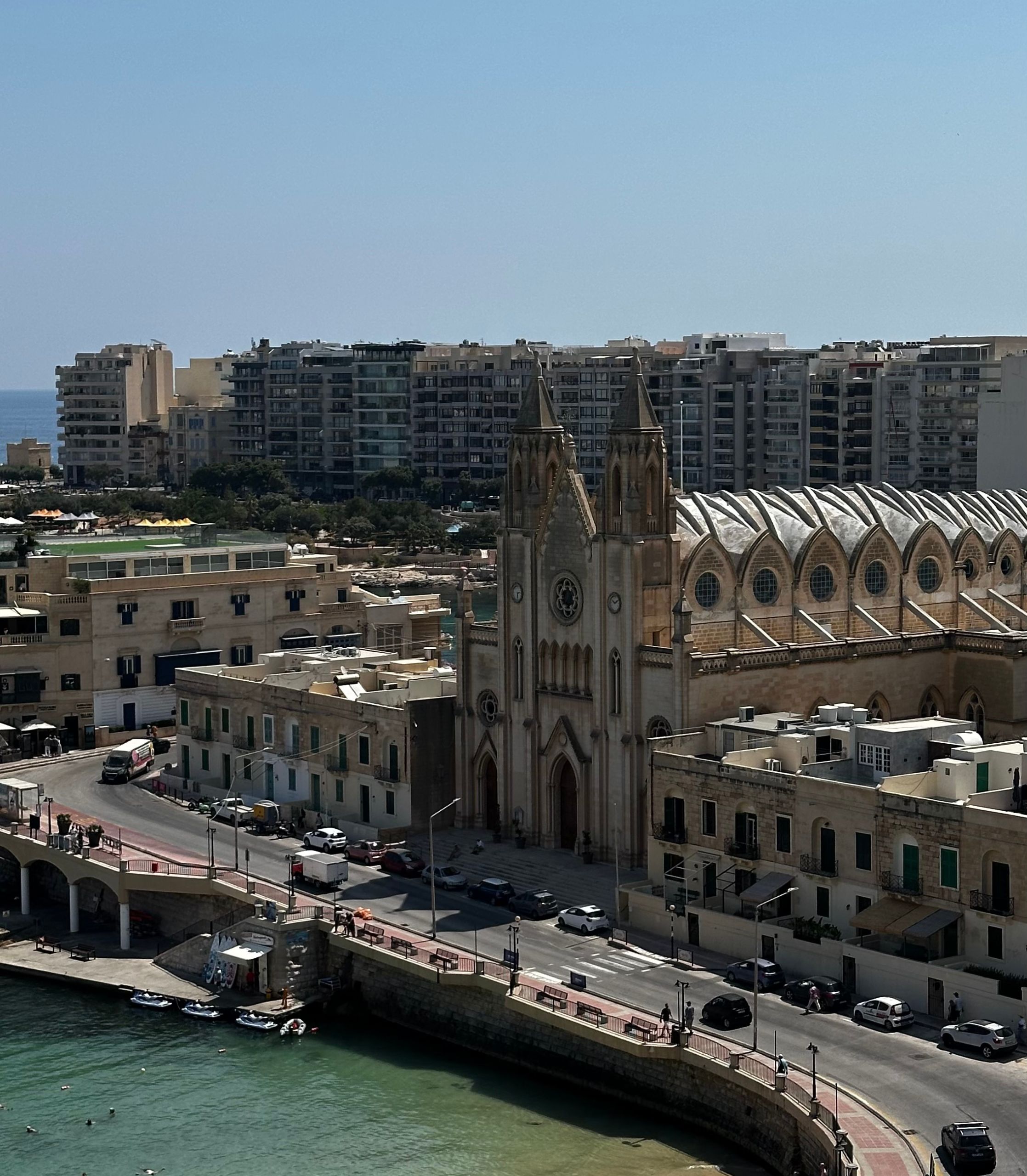 Ansicht der Küstenstadt in Malta mit beeindruckender Architektur und Meer im Hintergrund, ideal für einen kulturellen Urlaub.
