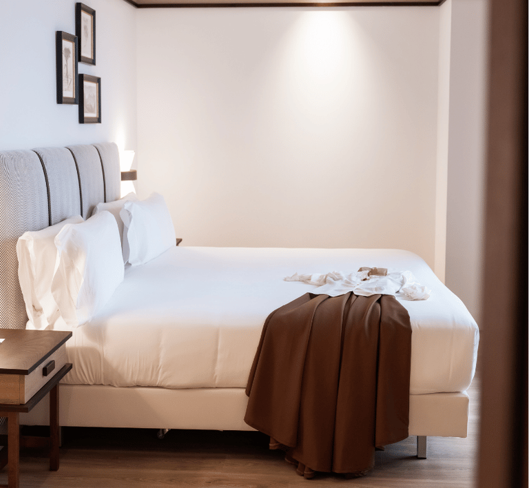 Gemütliches Hotelzimmer im modernen Design für erholsame Nächte Stylisches Hotelzimmer mit einem großen Bett und dekorativen Elementen, ideal für einen komfortablen Familienurlaub im Hotel.