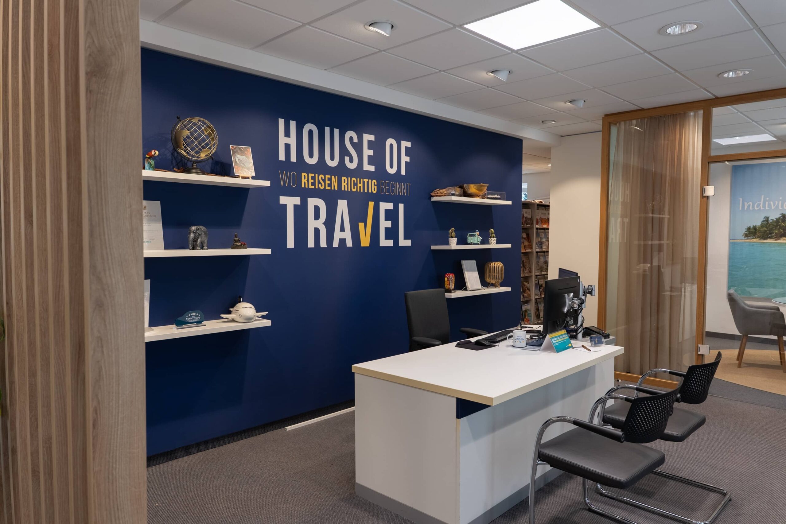 Reiseberatung im House of Travel für unvergessliche Urlaubserlebnisse Der Empfangsbereich im House of Travel zeigt Beratungsräume und eine kreative Gestaltung, ideal für individuelle Reisebuchungen.